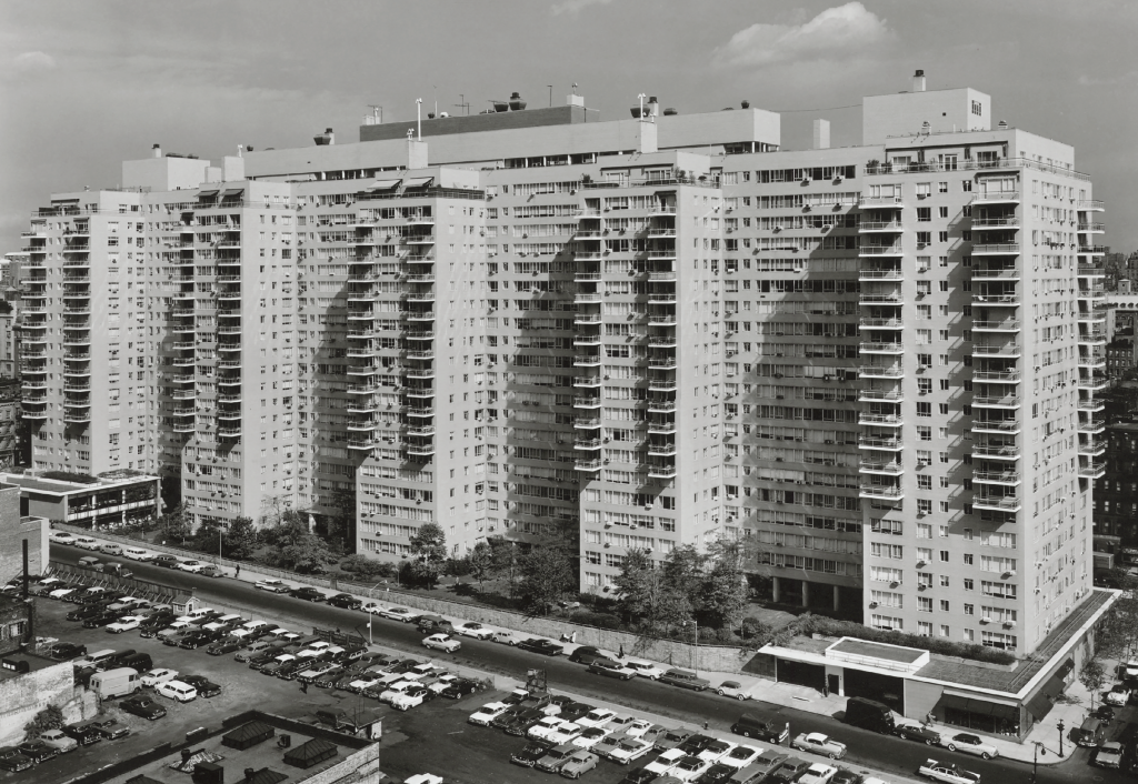 Manhattan House (1951), designed by Gordon Bunshaft (SOM) and developed by the New York Life Insurance Company. Photograph by Wurts Bros, c.1951. The New York Public Library.